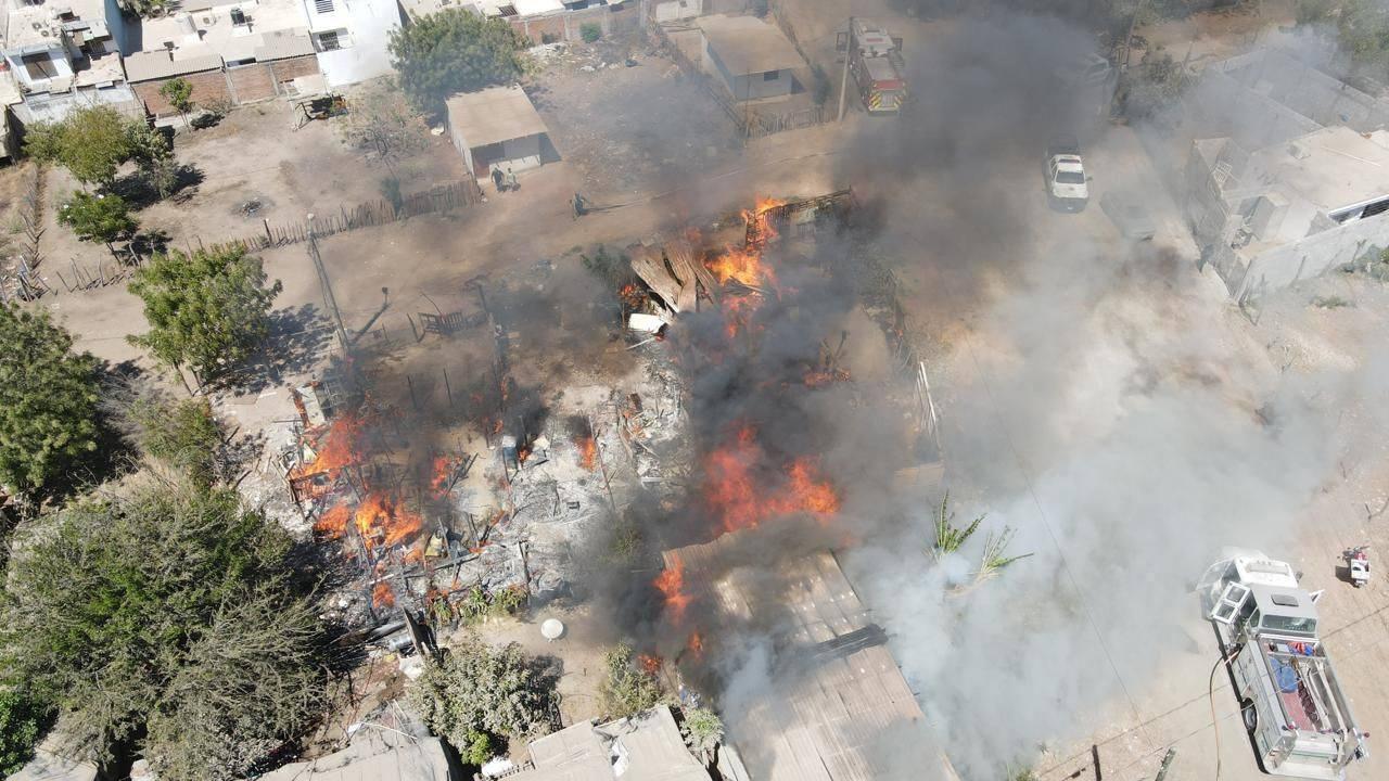 $!Cinco familias pierden sus viviendas de lámina y madera tras incendio en invasión Jaripillo, en Mazatlán