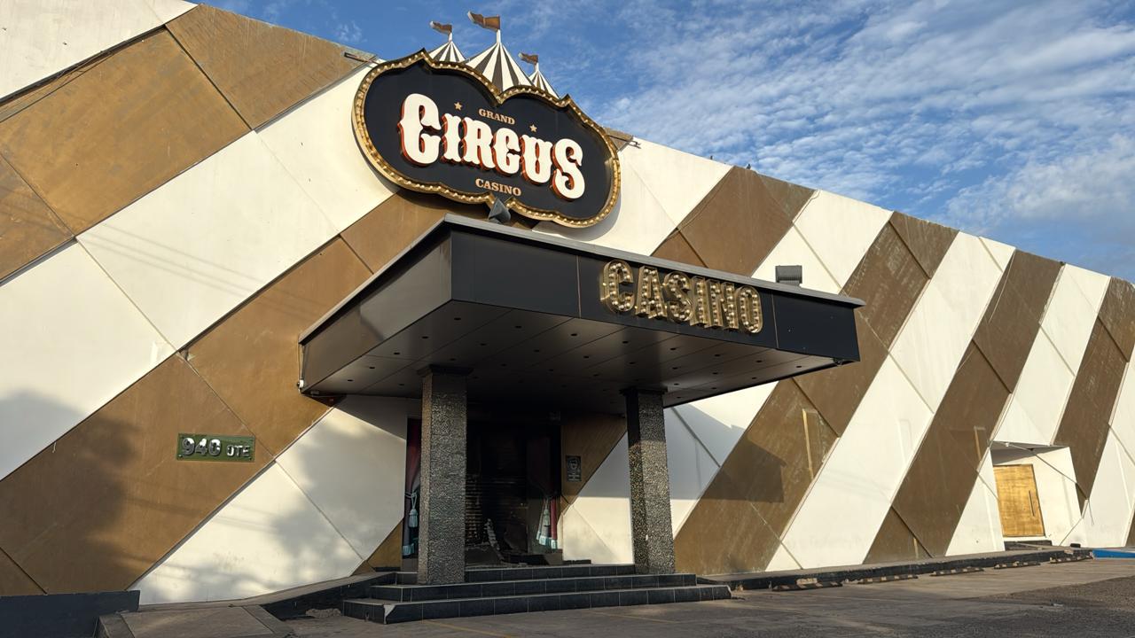 $!Balean e incendian tráiler con maquinas tragamonedas de un casino de Villa Universidad, en Culiacán