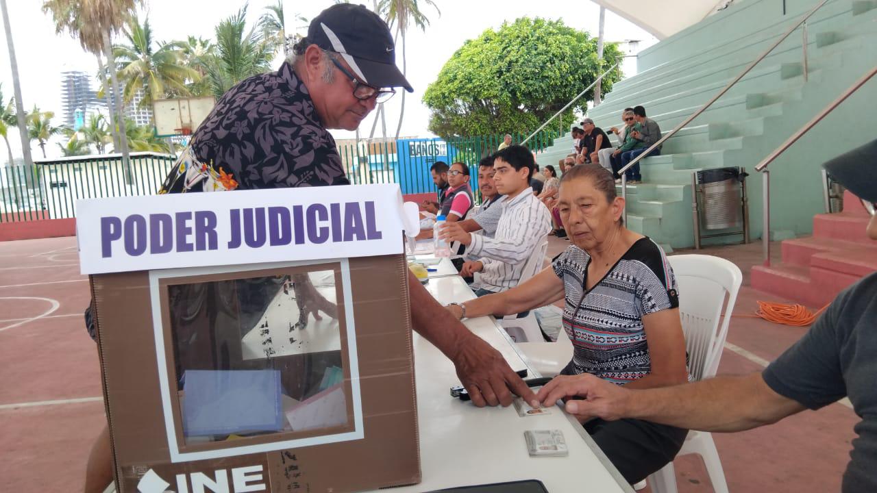 $!Ciudadanos en Mazatlán señalan lentitud en el proceso para emitir su voto