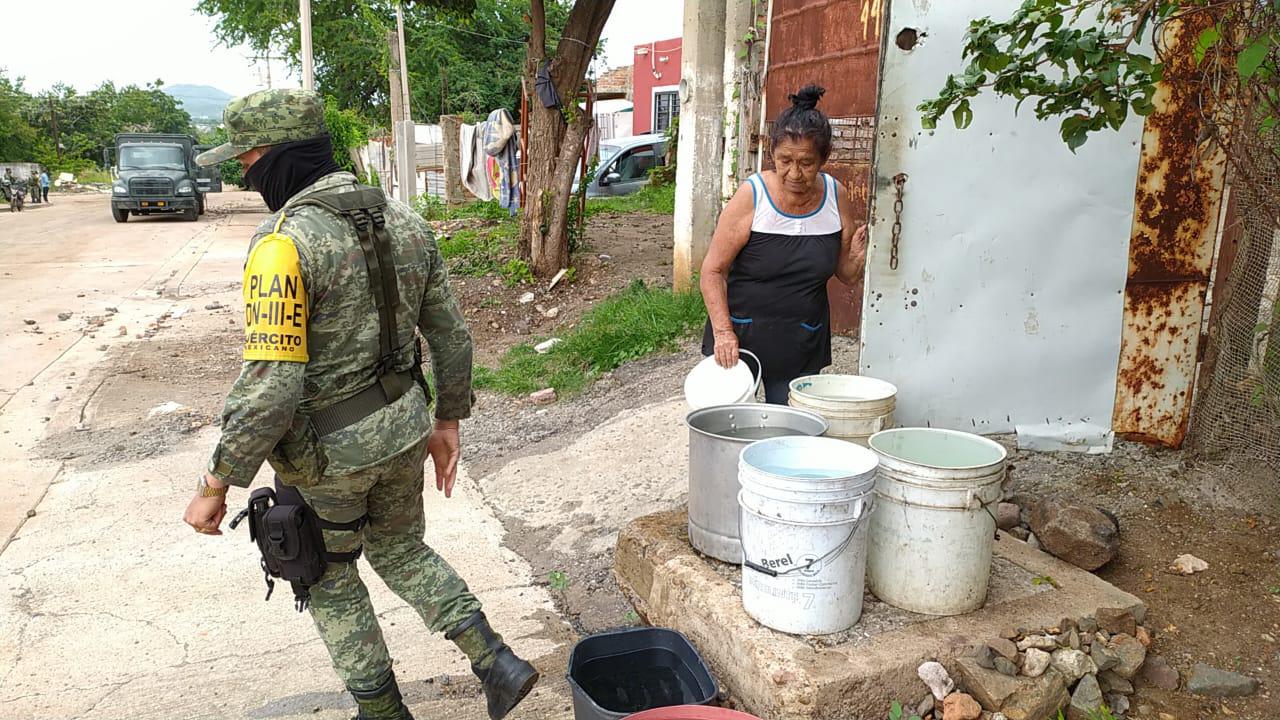 $!Ejército ‘deja las armas’ para llenar baldes, cubetas, garrafones y hasta ollas por la falta de agua en Mazatlán