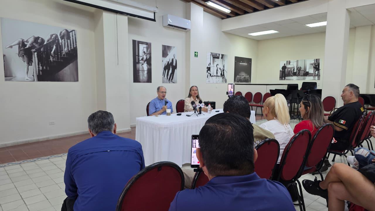 $!El director de orquesta Gordon Campbell, acompañado por Guianeya Román, dio detalles del concierto.