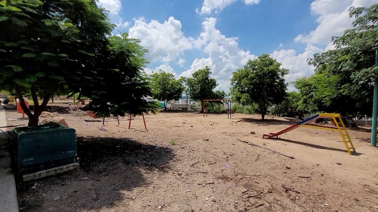 $!Los niños de Alturas del Sur no pueden salir al parque porque no hay luz en las noches