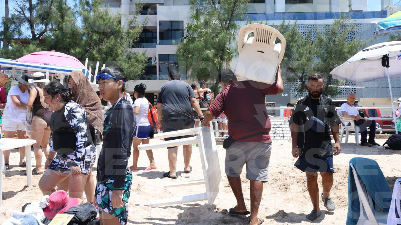 $!Realizan operativo de desalojo de vendedores y prestadores de servicio en Playa Pinitos