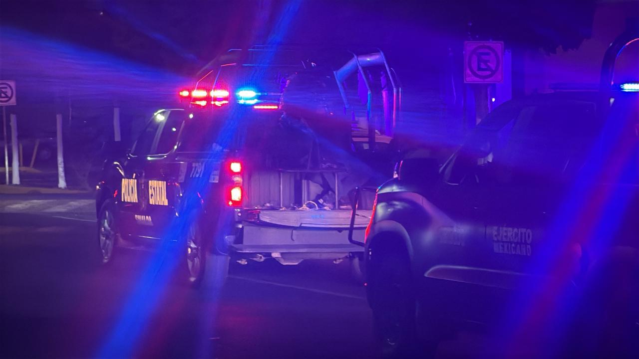 $!Arrolla motociclista a un policía estatal frente a edificio de Fiscalía, en Culiacán; ambos resultan heridos
