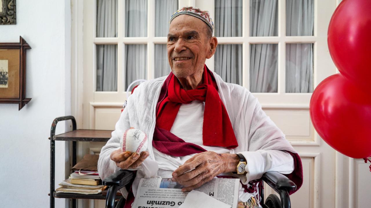 $!Además de un pastel, el maestro recibió una pelota autografiada por los jugadores.