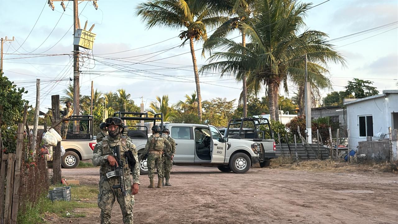 $!Mantienen sitiado Dautillos, Navolato, tras enfrentamiento entre marinos y civiles armados