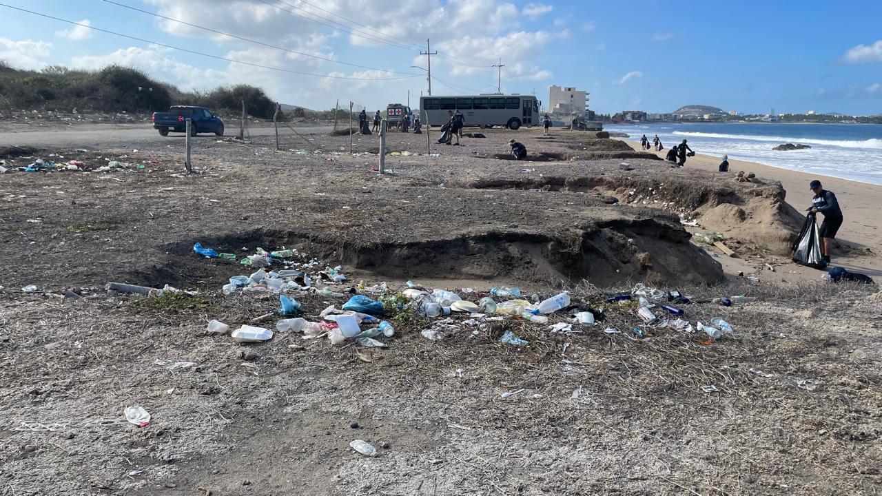 $!Recolectan 663 kilos de basura en la Playa Delfín, en Mazatlán