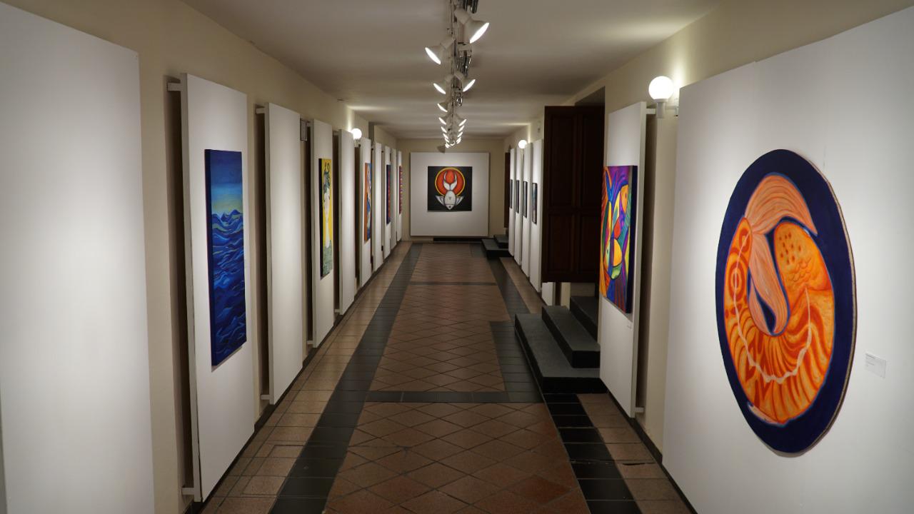 $!Un mundo acuático, compuesto de criaturas mitológicas y otras fantasías llenas de color, se puede apreciar en la exposición.