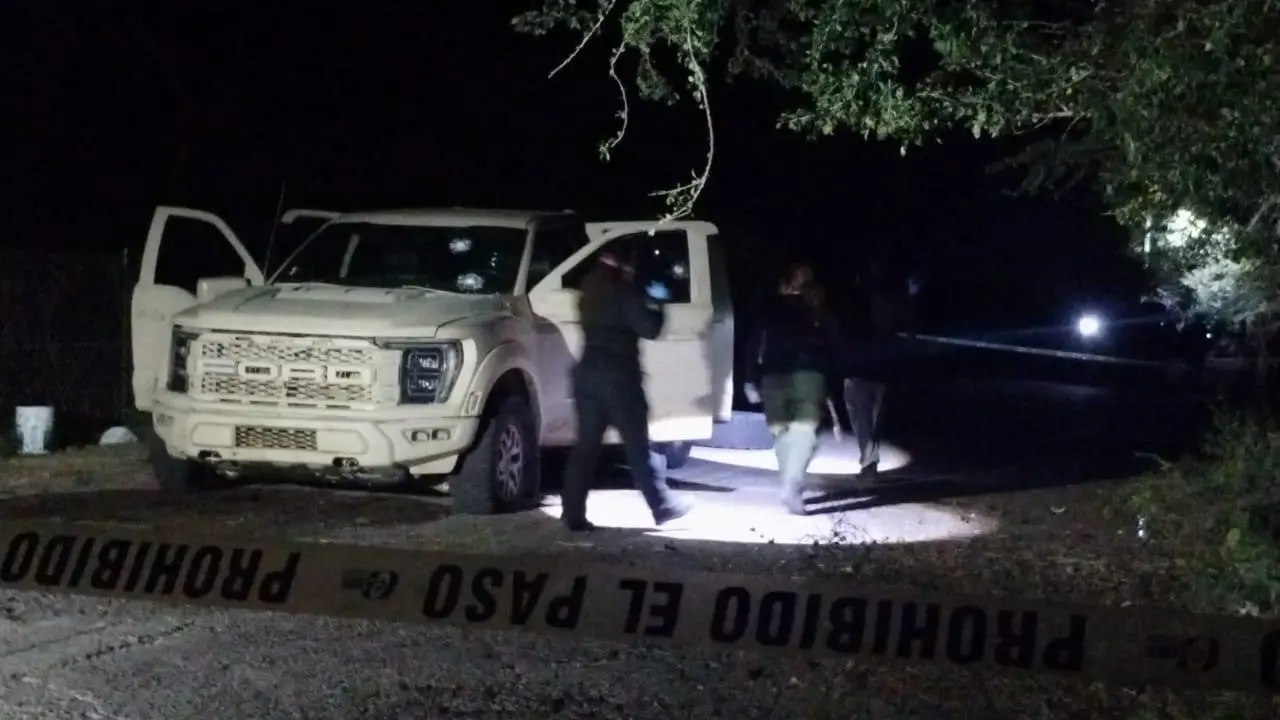 $!Reportan dos detenidos y una camioneta SUV con un cuerpo calcinado tras enfrentamiento en Tepuche, en Culiacán
