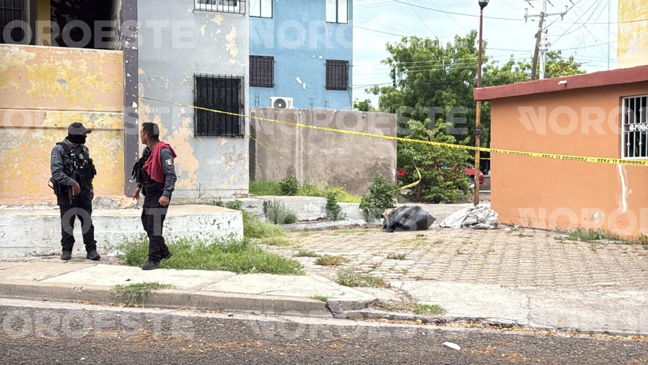 $!Hallan un cuerpo envuelto en cobijas dentro bolsas negras en Infonavit Humaya, en Culiacán
