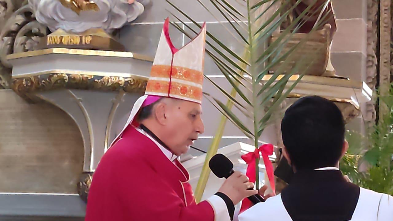 $!Obispo de Mazatlán llama, en Domingo de Ramos, a evitar excesos en Semana Santa