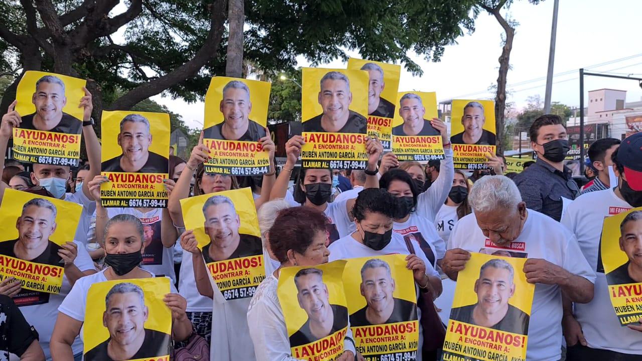 $!Familias de José Octavio y Rubén, sinaloenses desaparecidos, se manifiestan ante AMLO