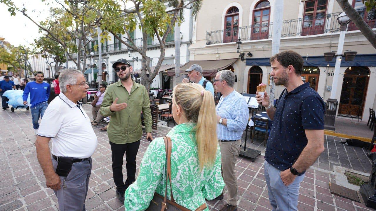 $!Muestran a comitiva alemana la historia del Centro Histórico de Mazatlán