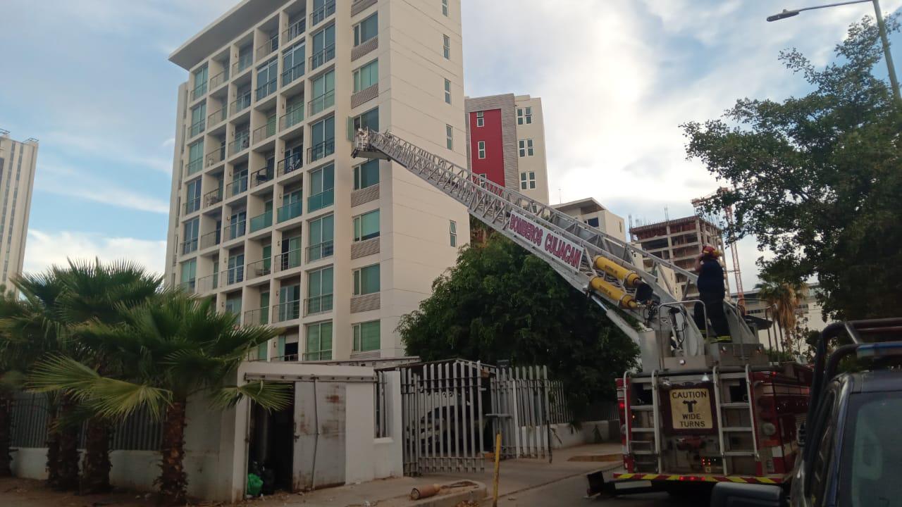 $!Incendio en edificio de departamentos en Culiacán provoca evacuación de 25 personas