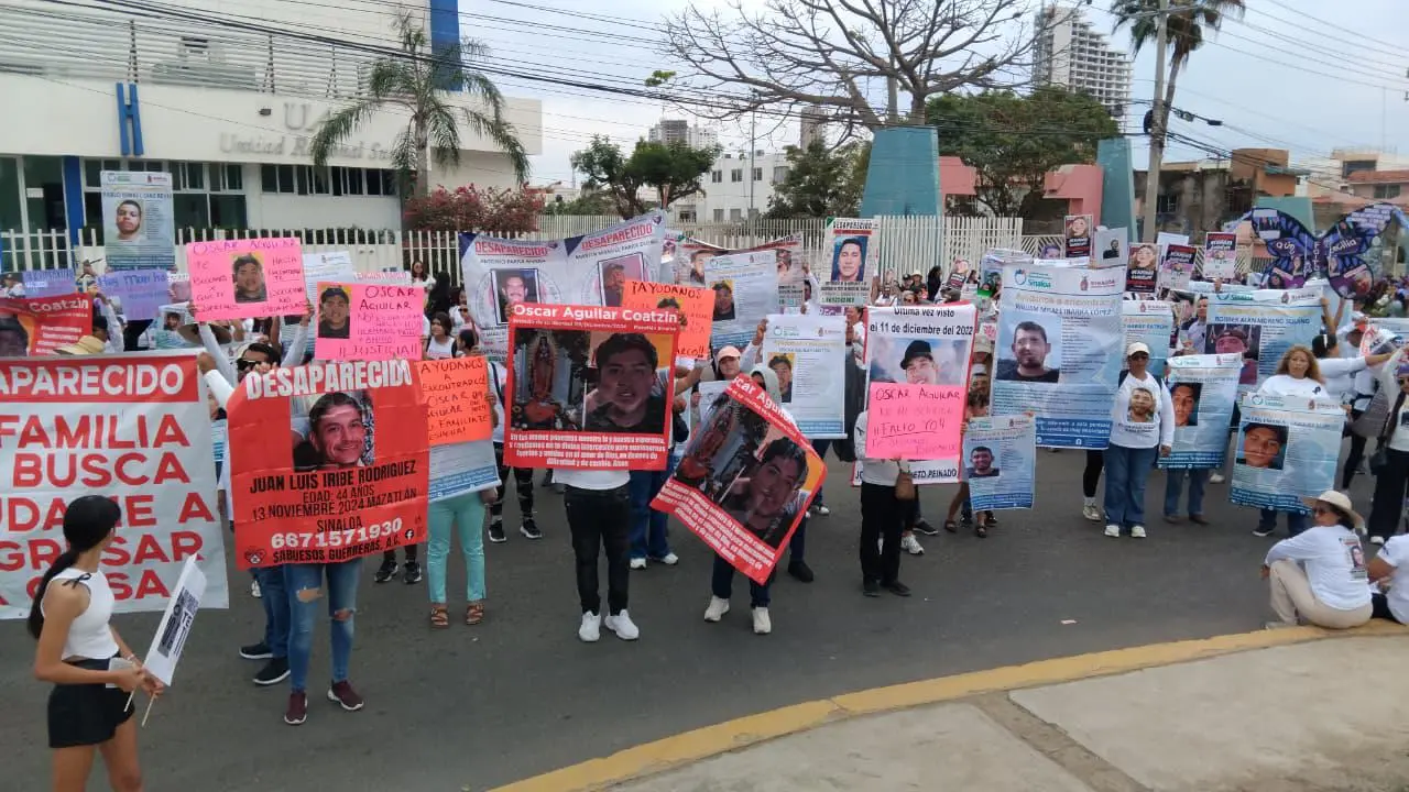 $!‘Hijo, escucha, tu familia está en la lucha’: colectivos de búsqueda participan en la Marcha 8M, en Mazatlán