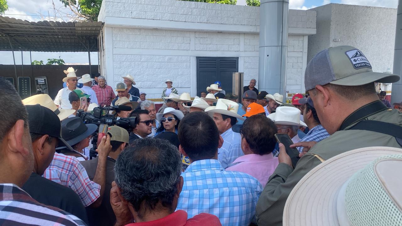 $!Campesinos estiman pérdidas de $2 millones diarios por bloqueo en cada caseta en Sinaloa
