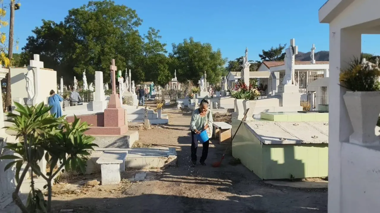 $!Familias de Rosario honran a sus madres en el panteón municipal
