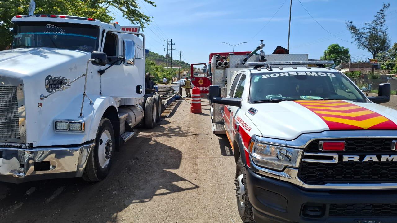 $!Mueren tres en aparatoso choque de un auto contra tráiler en Mazatlán