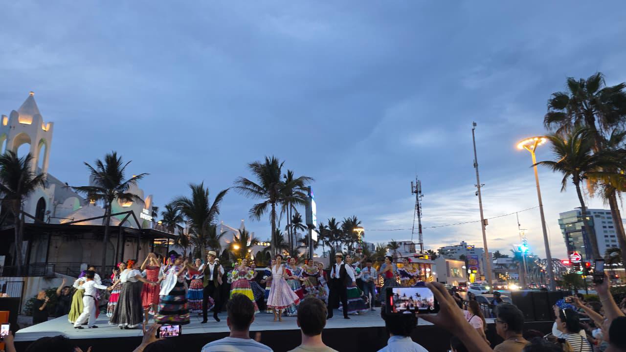 $!Bailan frente al mar para celebrar el Día Internacional de la Danza, en Mazatlán