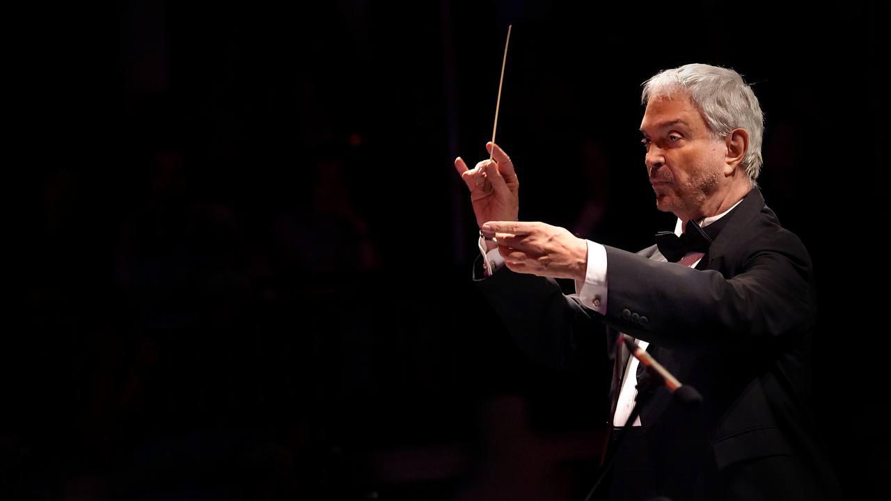 $!El maestro Enrique Patrón de Rueda dirigió la orquesta en la velada.