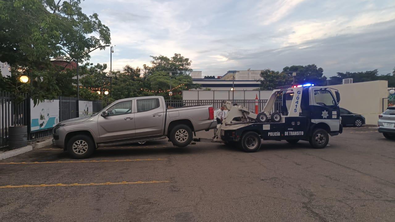 $!Aseguran vehículo robado que se dejó en estacionamiento público del Paseo del Ángel, en Culiacán
