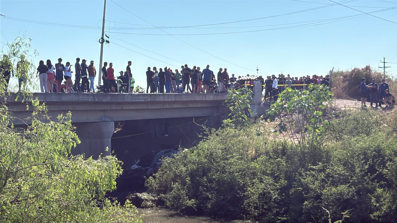 $!Padre e hijo mueren al caer en vehículo a un canal en Navolato