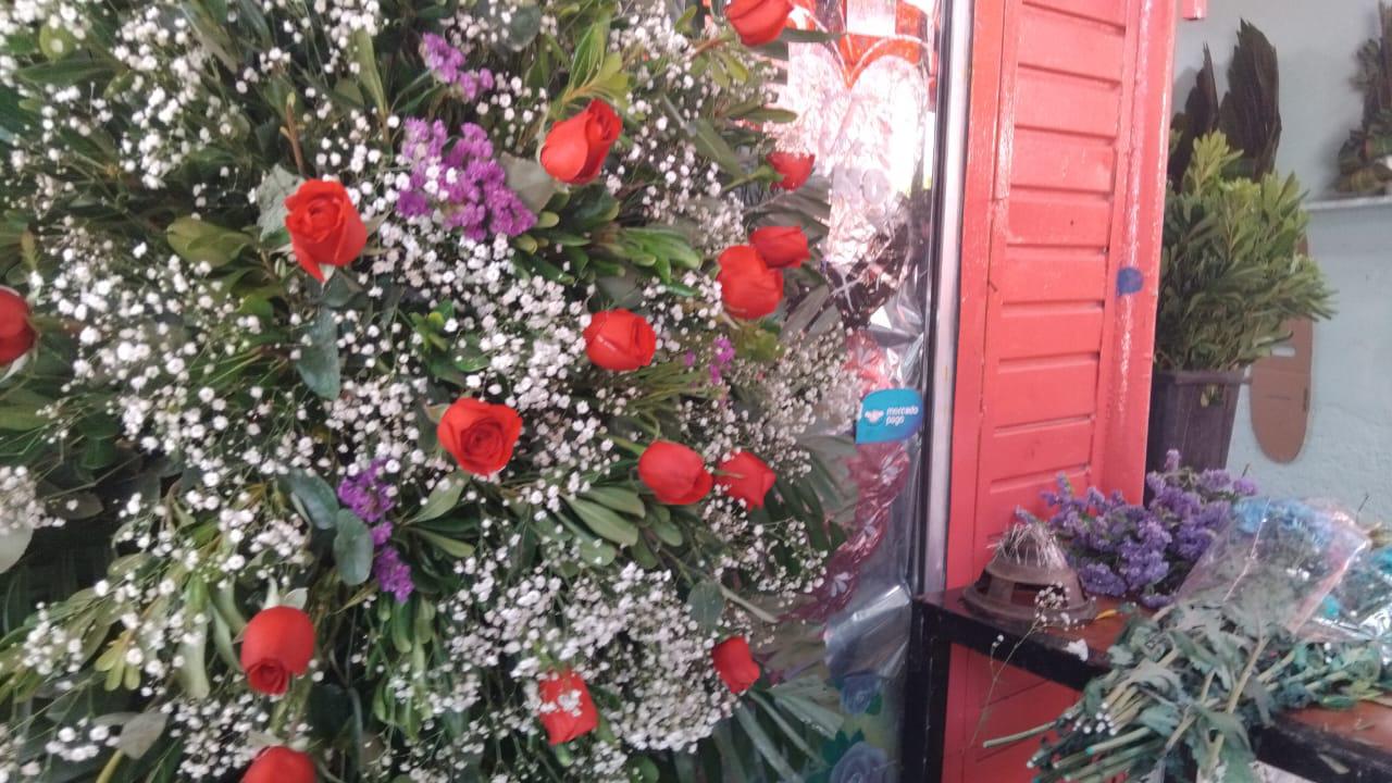 $!Mercado de las Flores en Mazatlán enfrenta retrasos previo al Día de Muertos