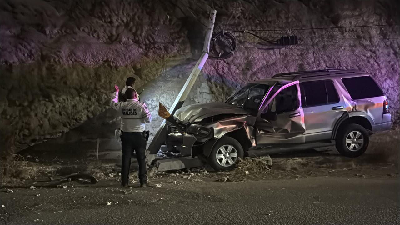 $!Choca camioneta contra poste de telefonía sobre la Calzada de las Torres, en Culiacán