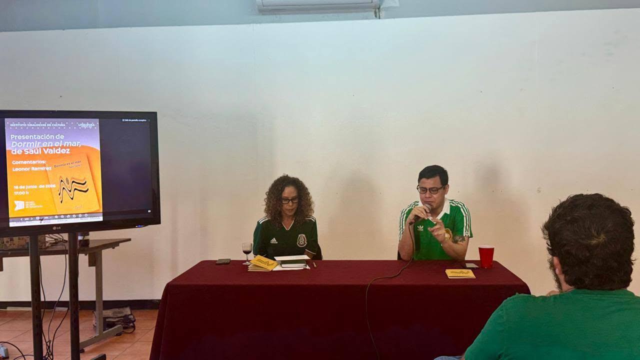 $!Saul Valdez presentó su libro Dormir en el mar.