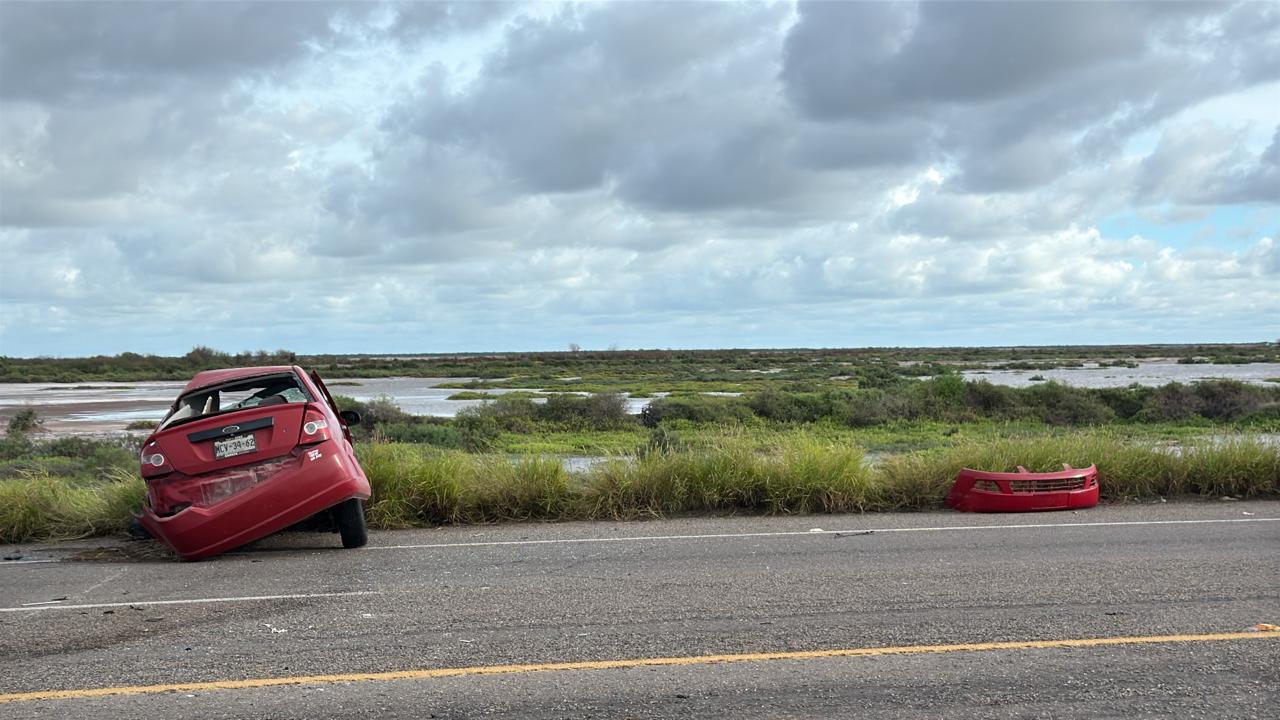 $!Muere mujer luego de chocar contra un camión de pasajeros en la carretera Navolato-Altata