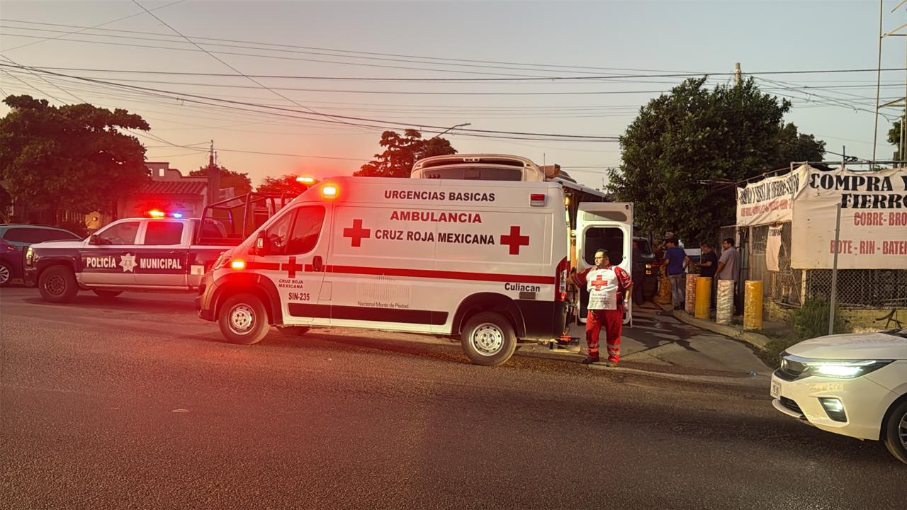 $!Durante persecución en Culiacán, militares capturan a dos civiles, pero chocan contra un camión urbano