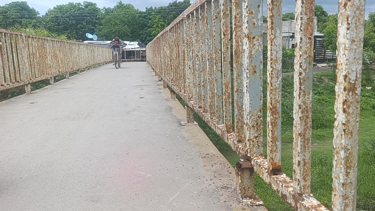 $!Avanza deterioro de puente peatonal de la Colonia Paredones, en Escuinapa