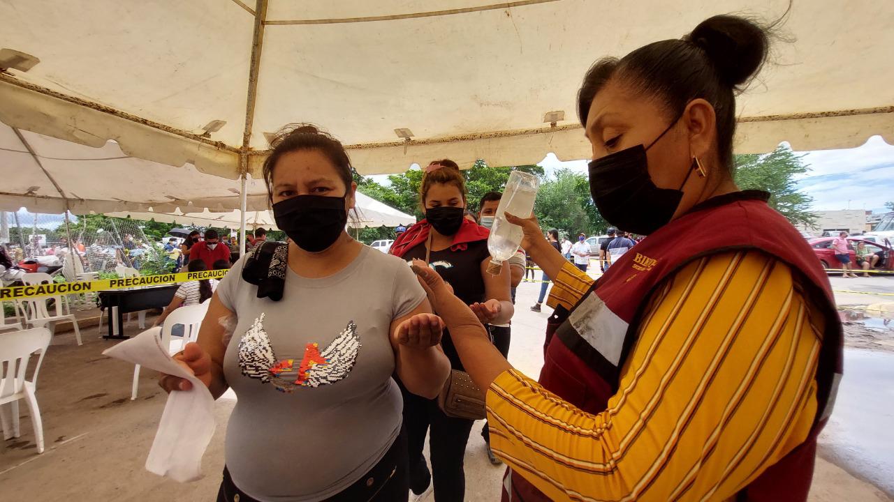 $!Jóvenes de Guasave acuden en masa a vacunarse y provocan aglomeraciones