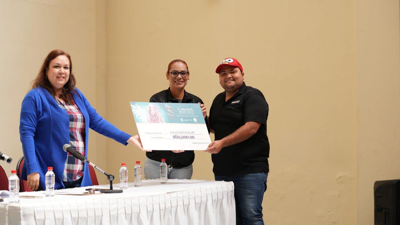 $!‘Imperio y Fiesta’ gana concurso de comparsas del Carnaval de Mazatlán 2023