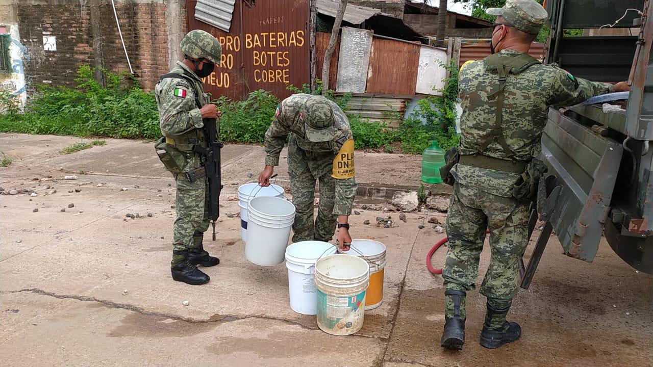 $!Ejército ‘deja las armas’ para llenar baldes, cubetas, garrafones y hasta ollas por la falta de agua en Mazatlán