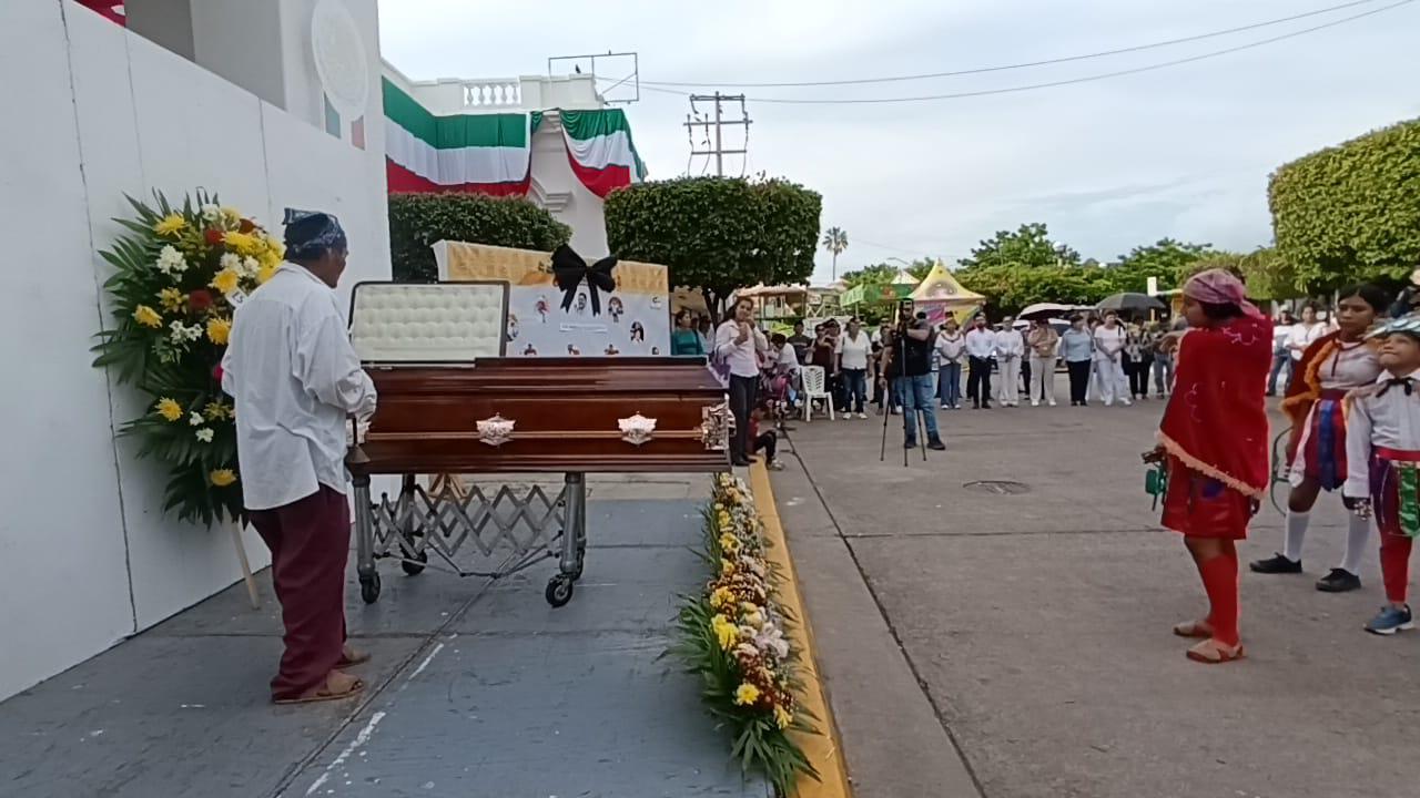 $!Despiden con ceremonia al profesor Saúl en Escuinapa