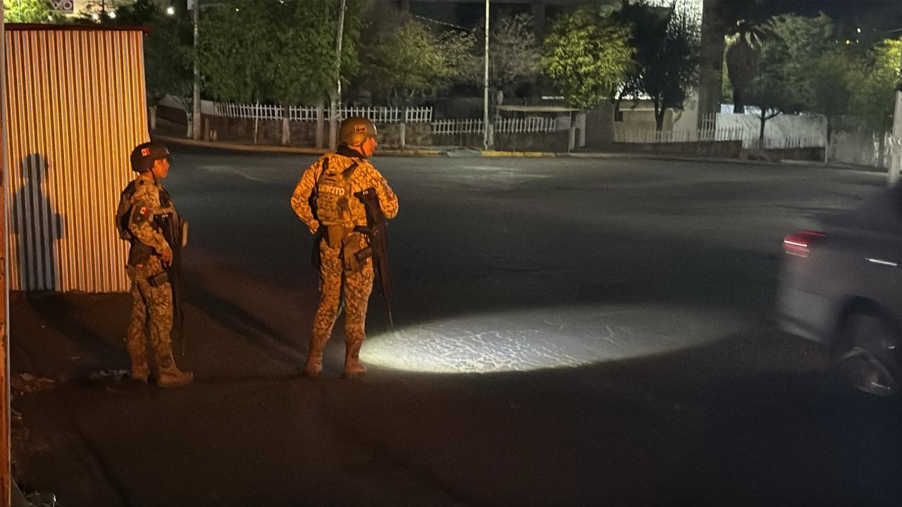 $!Ataque a balazos frente a funeraria deja a dos jóvenes heridos en sector Montebello, Culiacán