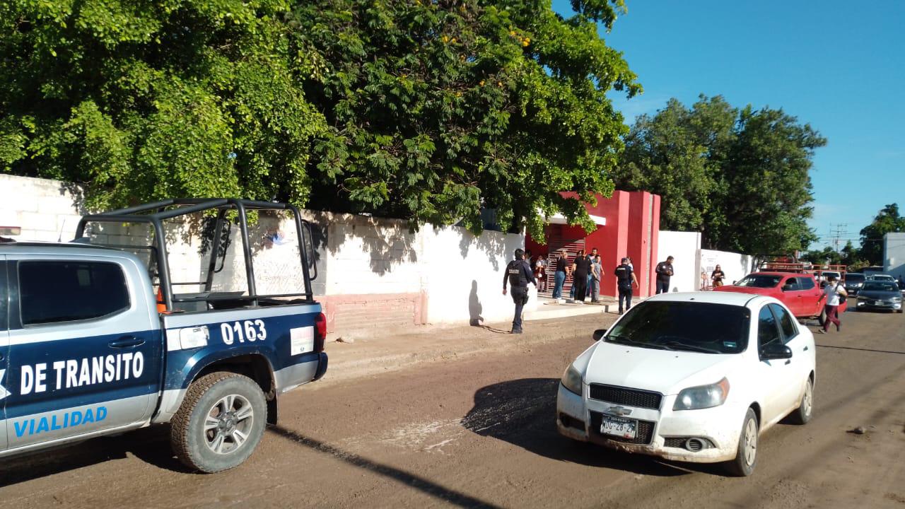 $!Evacúan a casi mil personas por fuga de gas en secundaria de Costa Rica, en Culiacán