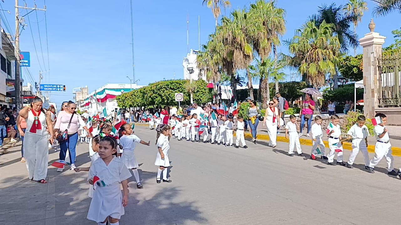 $!Alumnos de preescolar participaron en Escuinapa en el desfile por la independencia