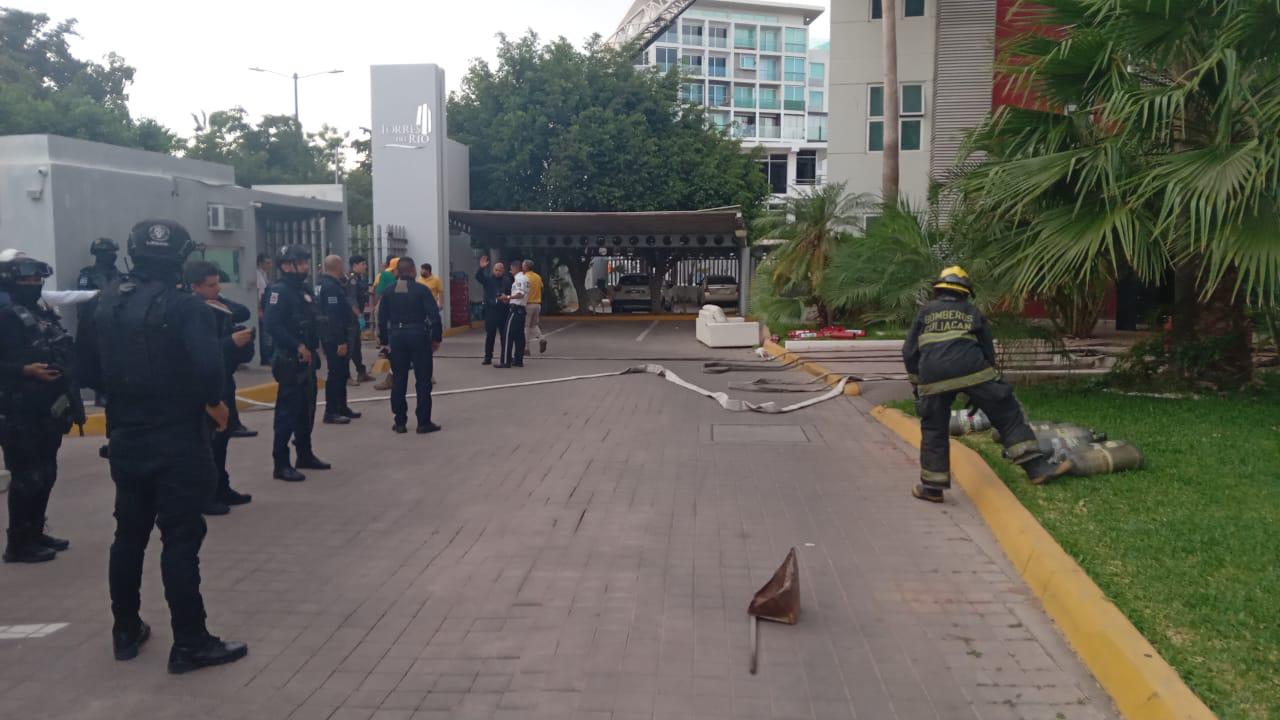 $!Incendio en edificio de departamentos en Culiacán provoca evacuación de 25 personas