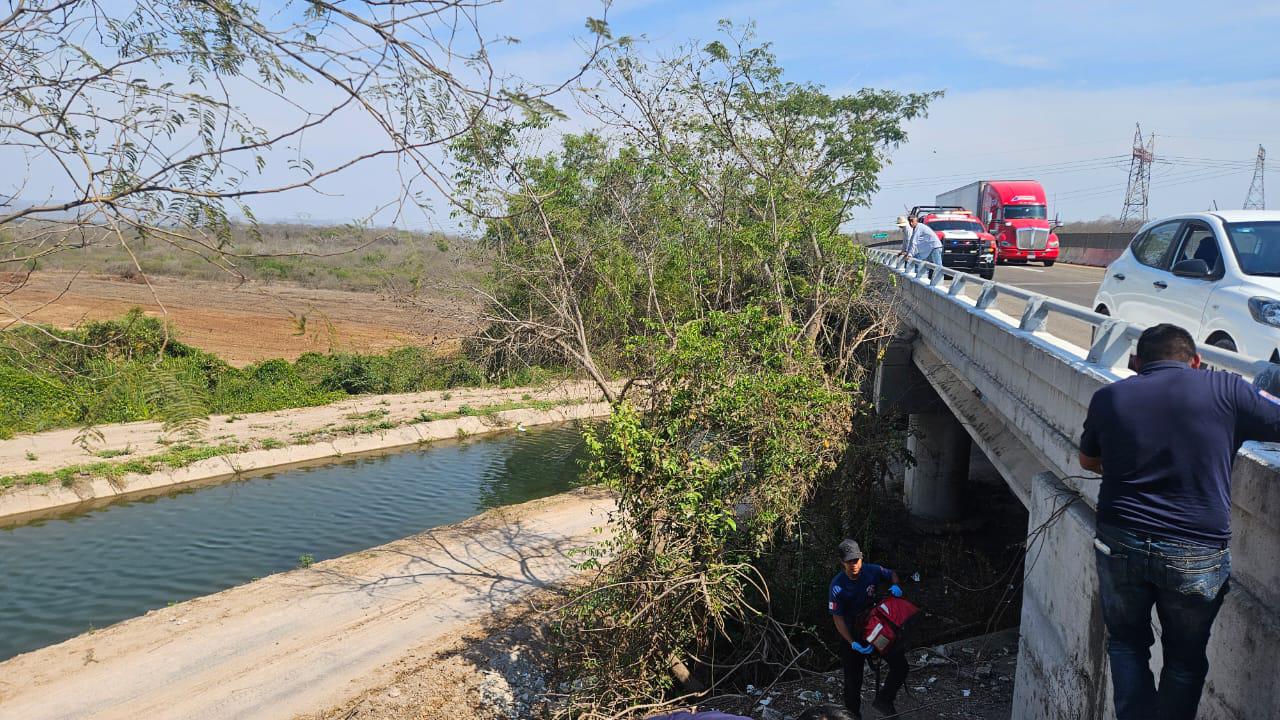 $!Atienden a cuatro jóvenes que no podían salir de un canal de riego donde se metieron a bañar, en Mazatlán