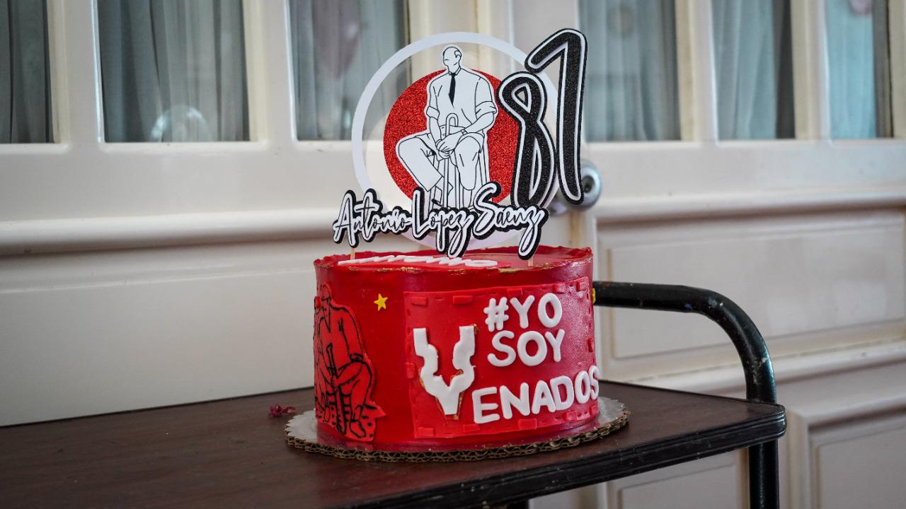 $!Un lindo pastel en color rojo recibió el maestro.