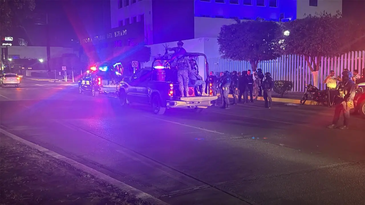 $!Arrolla motociclista a un policía estatal frente a edificio de Fiscalía, en Culiacán; ambos resultan heridos