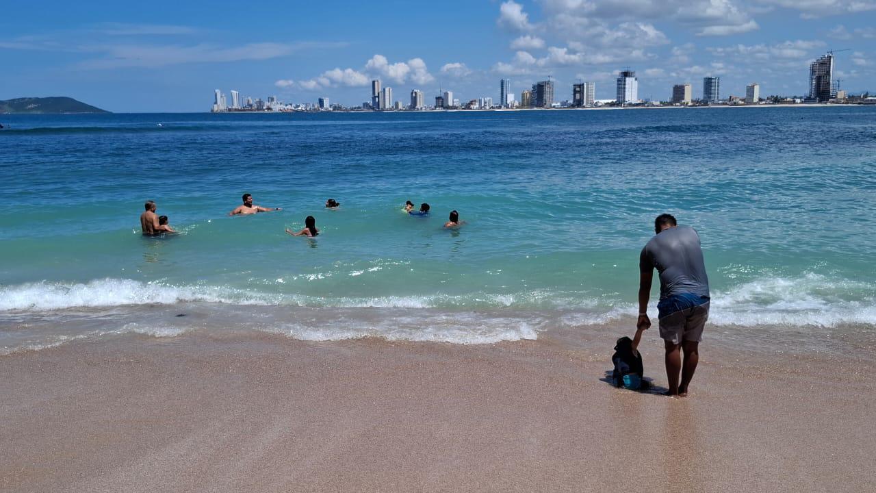 $!Carpa Olivera permanece cerrada por fuerte oleaje y riesgo de accidente, advierte Escuadrón Acuático