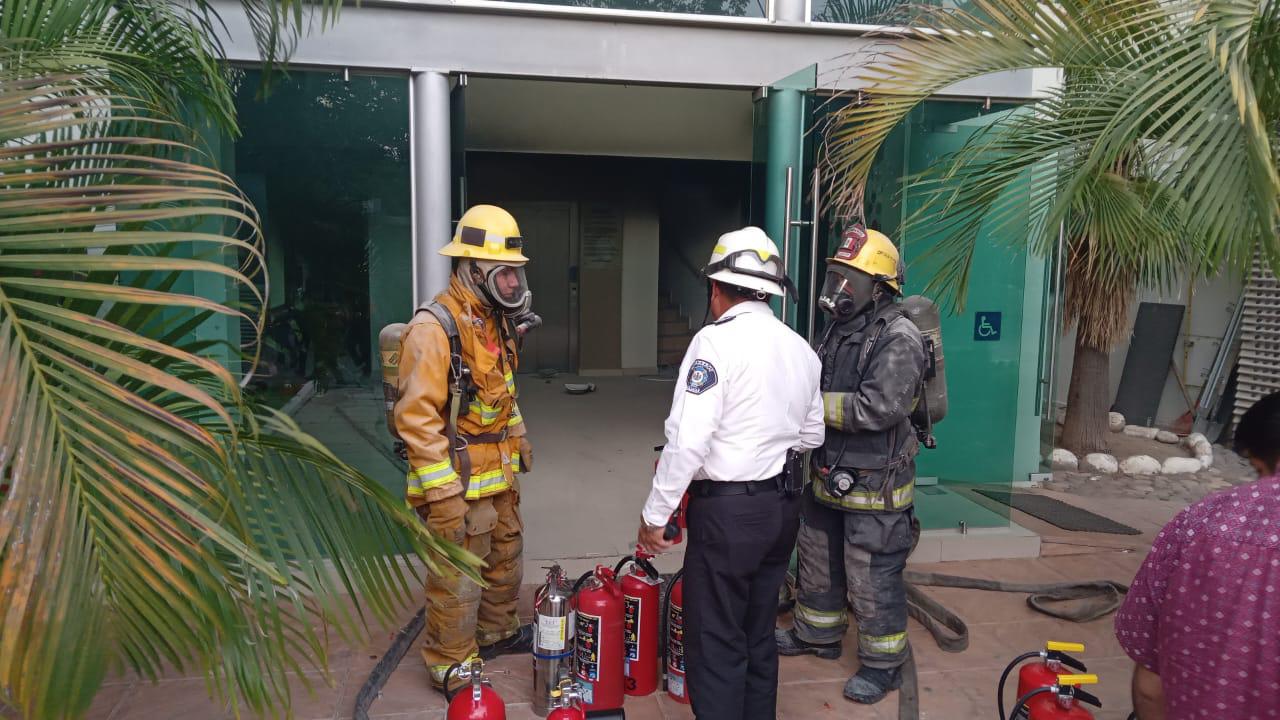 $!Incendio en edificio de departamentos en Culiacán provoca evacuación de 25 personas