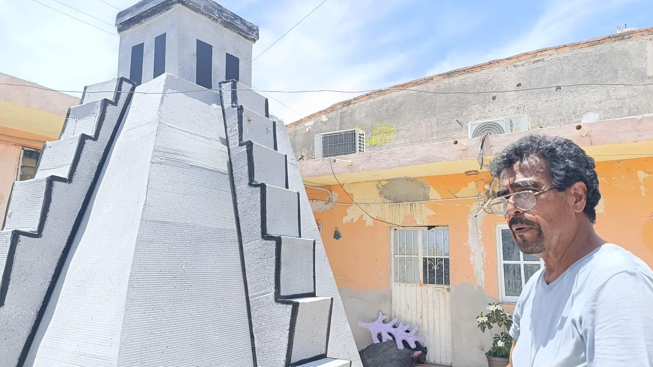 $!Juan Carlos conjuga en carros alegóricos su talento y la pasión por las fiestas de Las Cabras