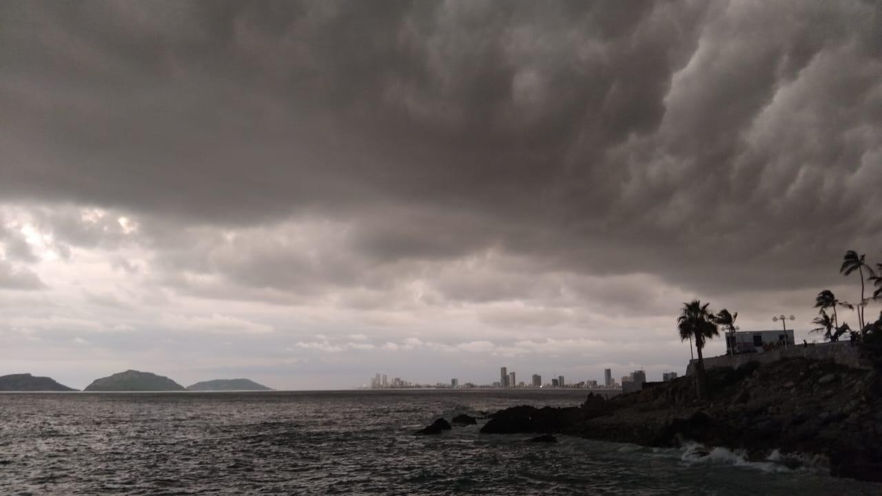 $!Se nubla Mazatlán ante alerta de lluvias y tormenta eléctrica