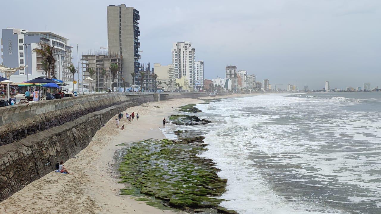$!Las playas de Mazatlán registran fuerte oleaje.