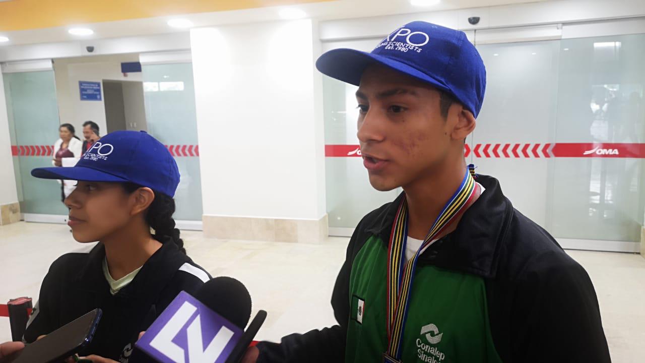 $!Arriban a Mazatlán estudiantes ganadores de la medalla de plata en Sudáfrica