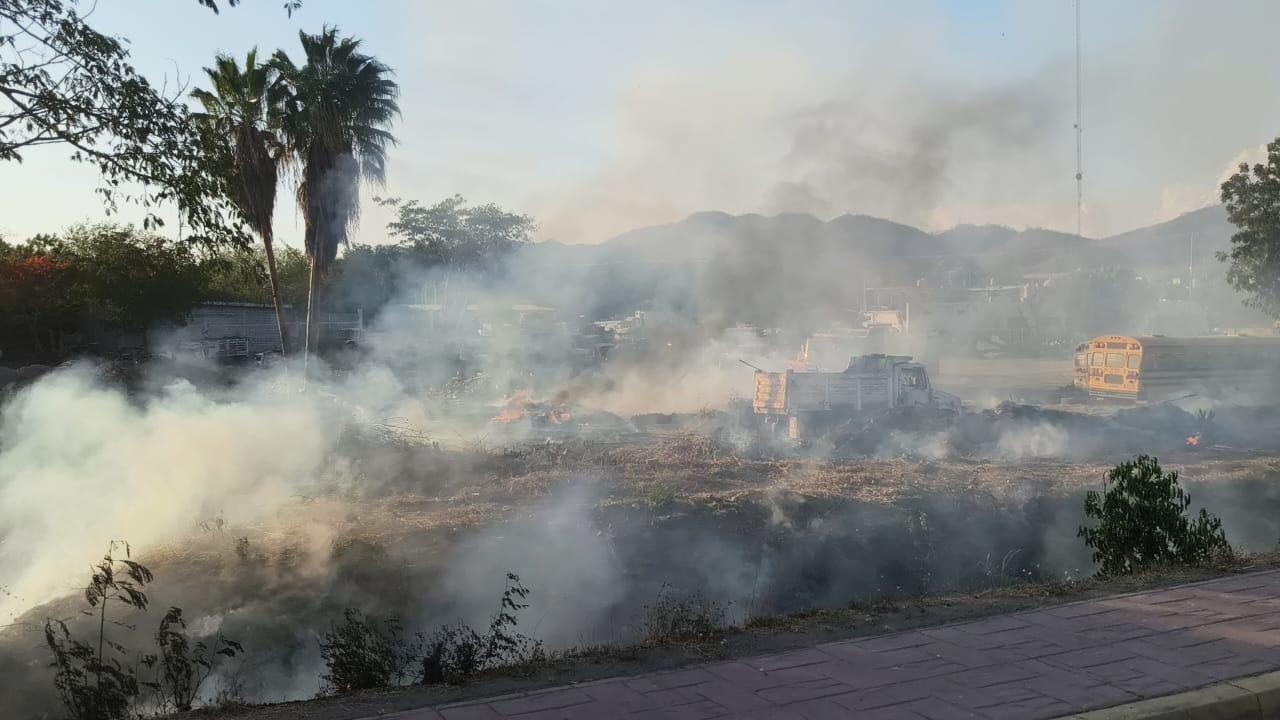 $!Incendio de maleza amenaza a pensión y base de Seguridad Pública en Rosario